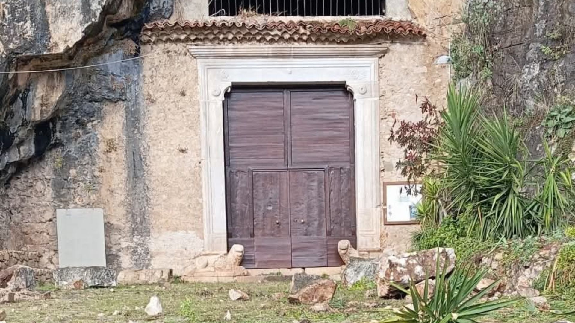 Caduta massi, chiuso l’accesso al Santuario di San Michele Arcangelo a Sant’Angelo a Fasanella