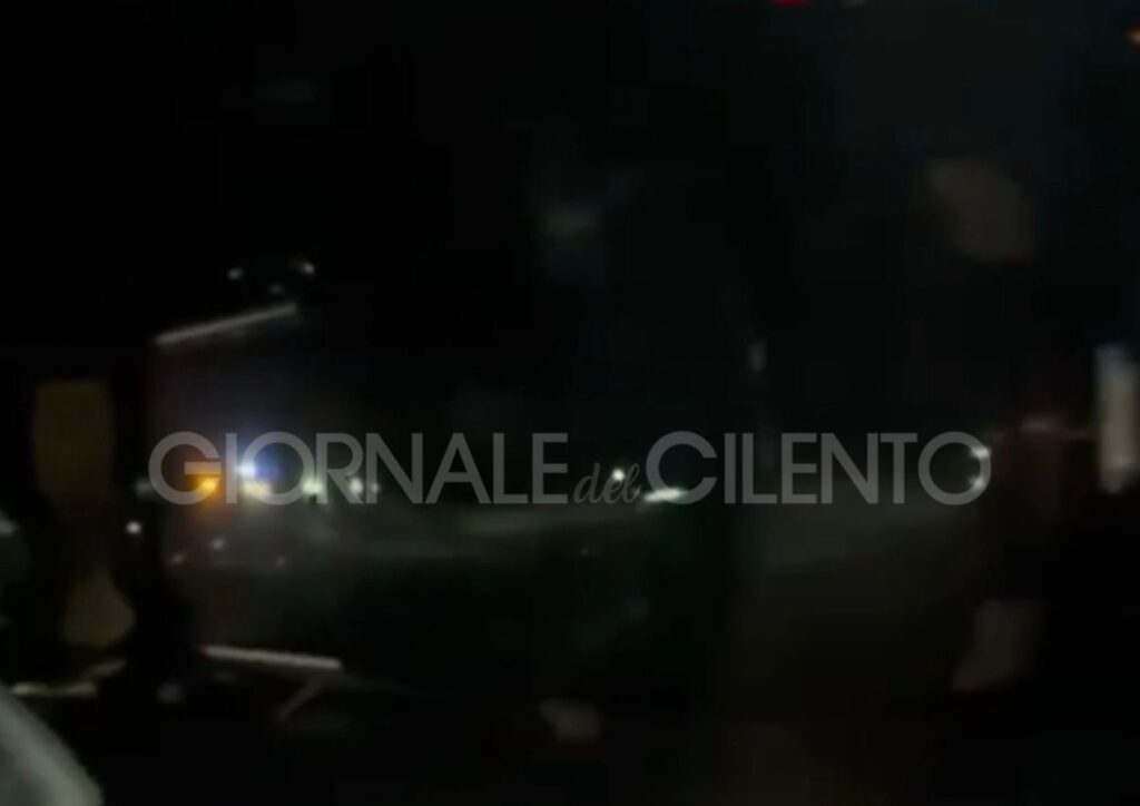 Sanza, auto si ribalta dopo la stazione di servizio: un ferito