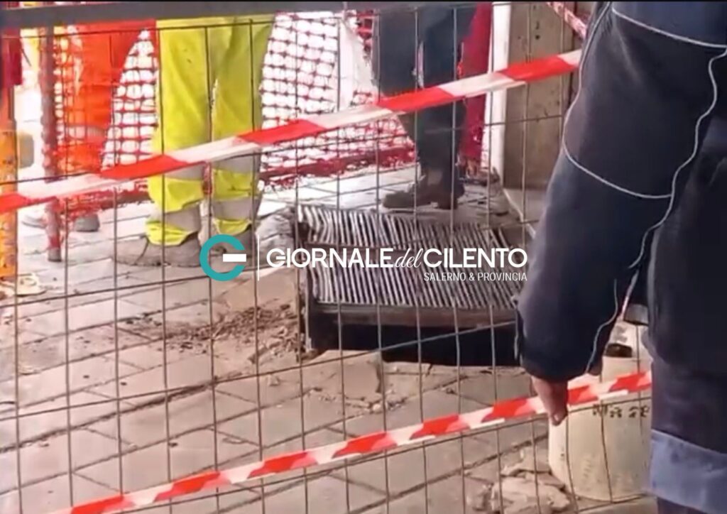 Salerno, cede una grata in Corso Garibaldi: donna precipita per alcuni metri. È grave ma cosciente