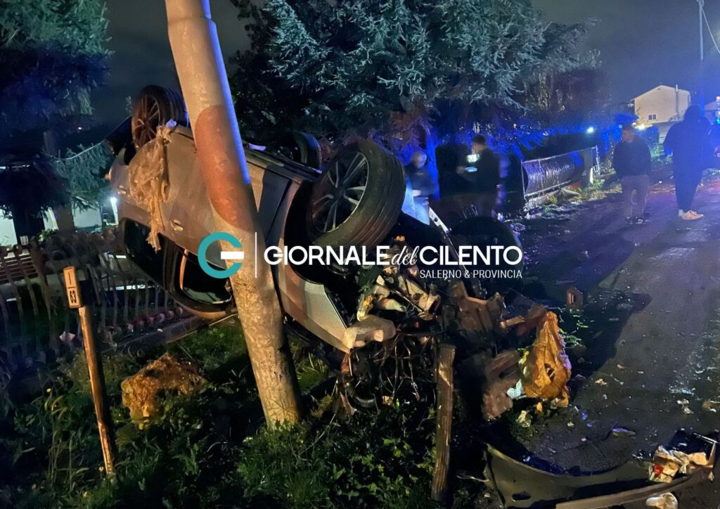 Incidente ad Atena Lucana sulla SS 19: auto contro muretto e palo della luce