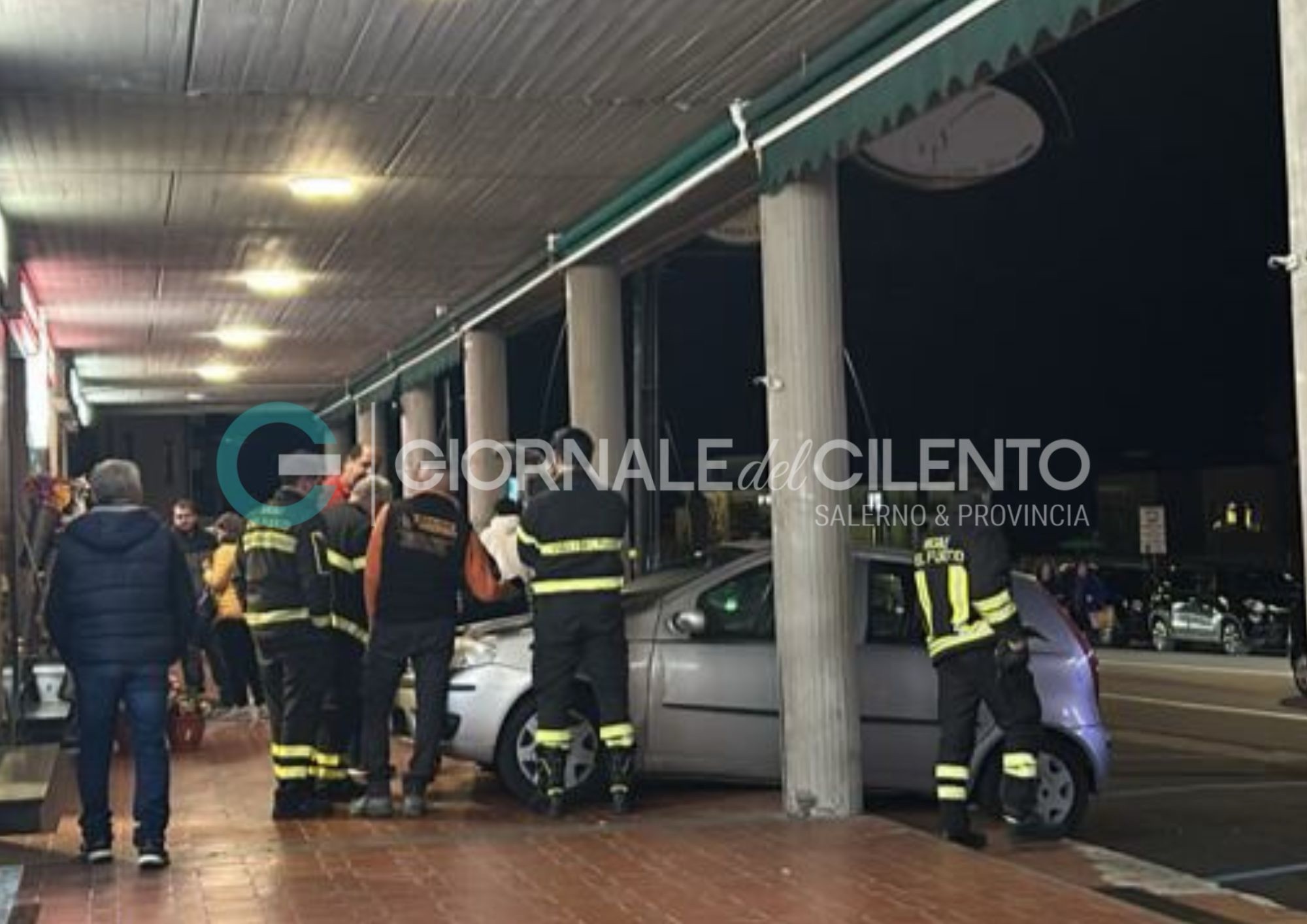 Vallo della Lucania, auto ritrovata sotto i portici con fumo dal motore: intervento dei vigili del fuoco