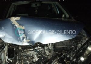 Sassano, auto sbanda e si schianta contro il cancello della chiesa evangelica