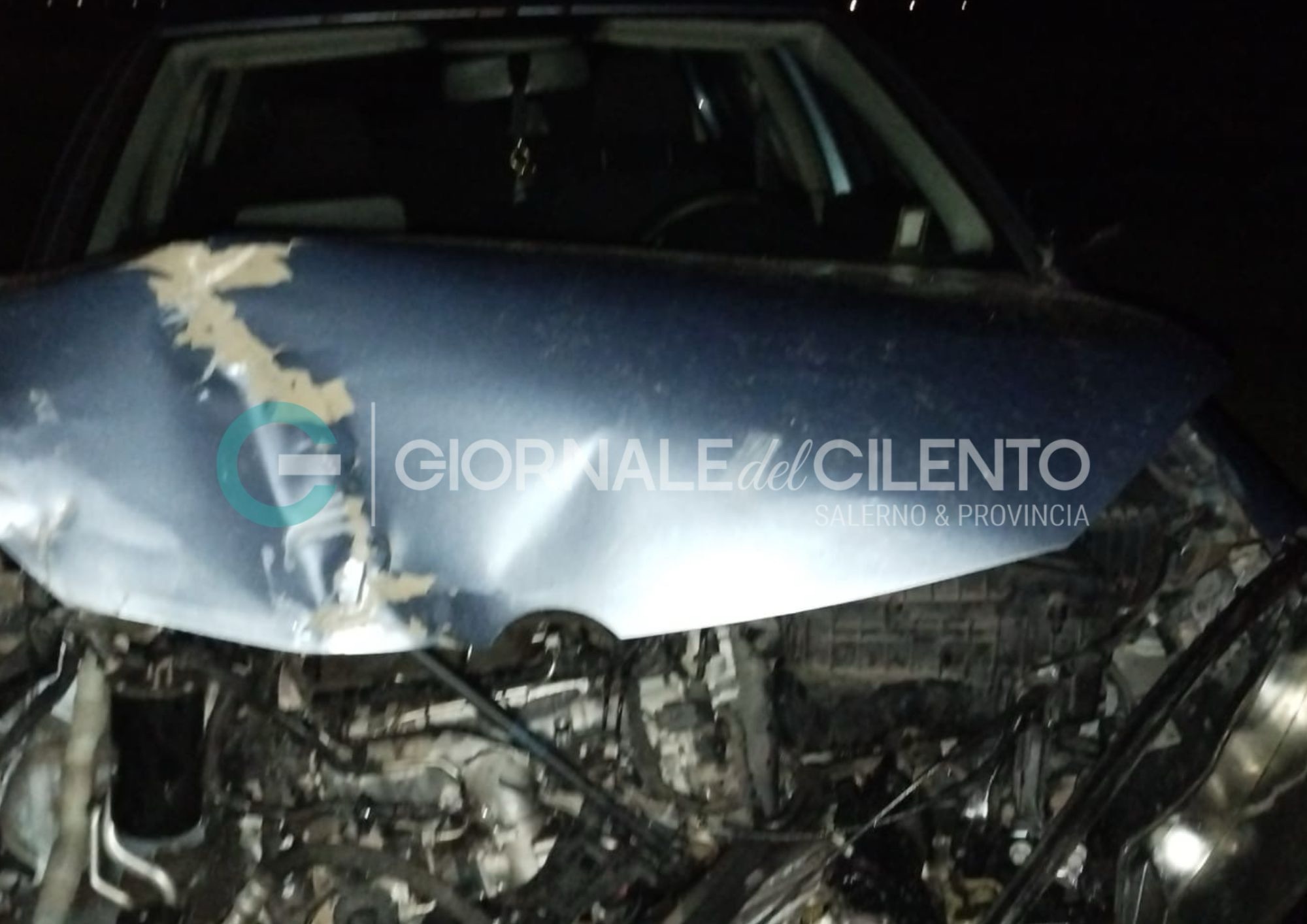 Sassano, auto sbanda e si schianta contro il cancello della chiesa evangelica