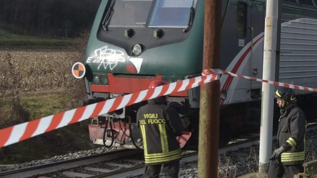 Dramma sui binari, donna travolta e uccisa da un treno in transito. Traffico ferroviario sospeso