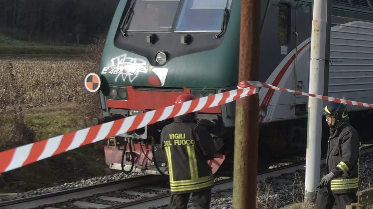 Dramma sui binari, donna travolta e uccisa da un treno in transito. Traffico ferroviario sospeso
