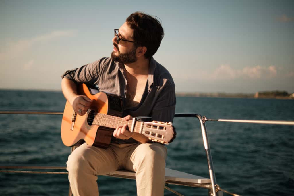 Tra Bob Dylan e Celentano “Istruzioni per uccidere il primo amore” il nuovo singolo del cantautore Mico Argirò