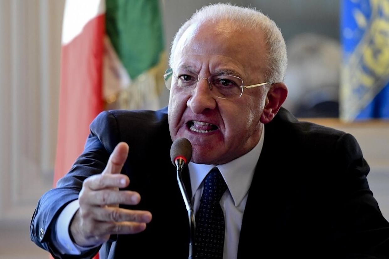 Regionali, De Luca: «Su condono e pensioni a destra ‘ciucci e cialtroni’»