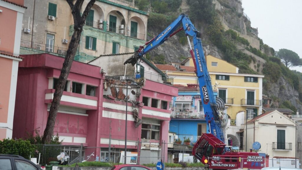 Marina di Vietri sul Mare, via alla demolizione della vecchia scuola: sorgerà la nuova caserma
