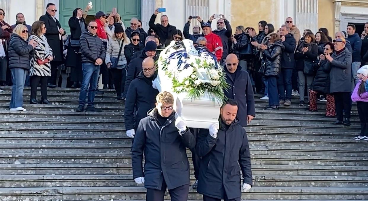 Cava de’ Tirreni, folla e lacrime ai funerali di Anna Tagliaferri