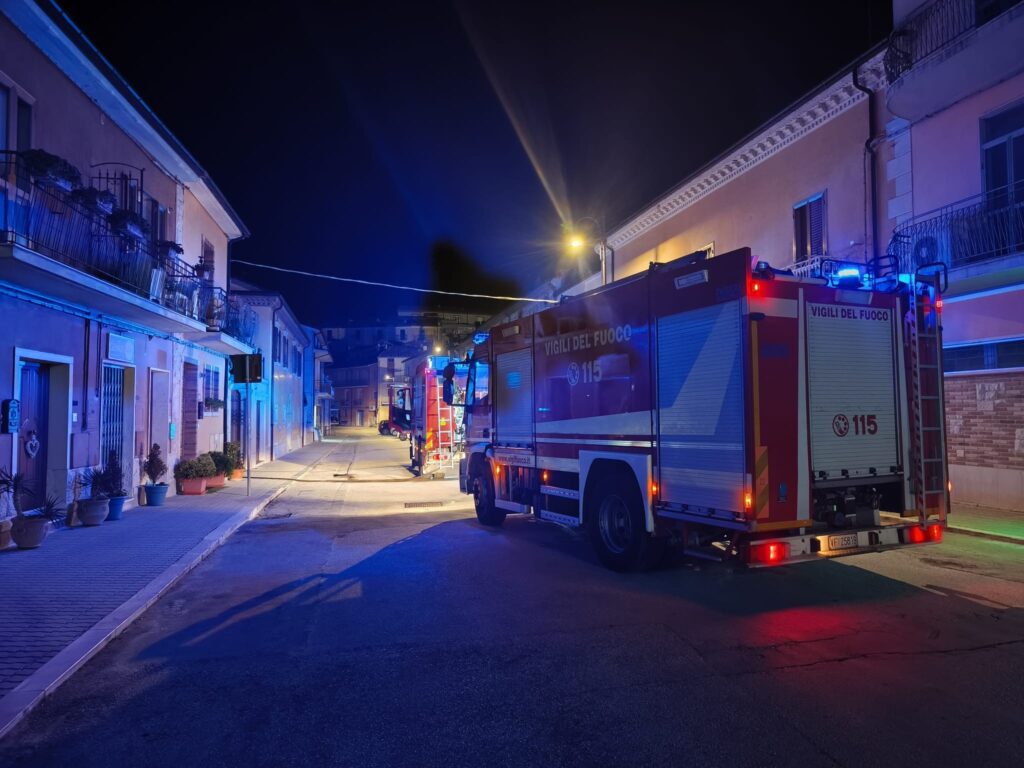 Agropoli, uomo finisce sotto l’auto del figlio: salvato dai vigili del fuoco