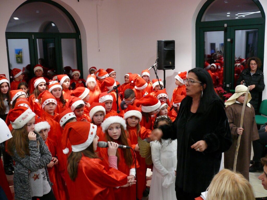 Palinuro, i bambini portano lo spirito del Natale in piazza con un coro inclusivo