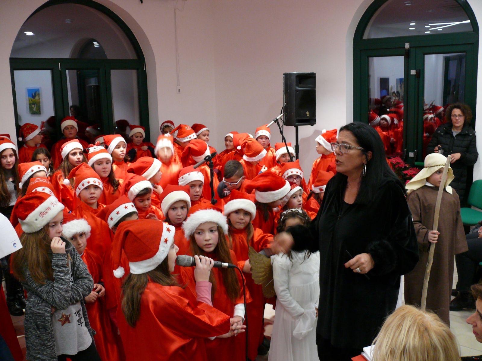 Palinuro, i bambini portano lo spirito del Natale in piazza con un coro inclusivo