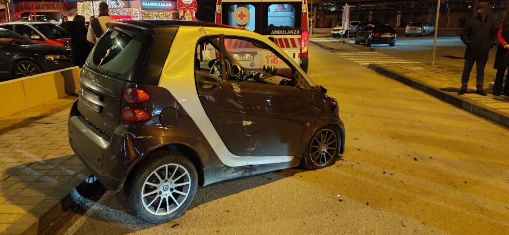 Paura ad Agropoli, scontro tra auto: una finisce contro veicoli in sosta, due feriti