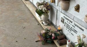 Raid vandalico al cimitero di Eboli: distrutti monumenti e danneggiati numerosi loculi