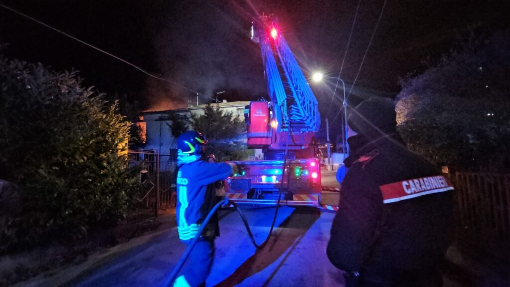 Incendio a Polla: a fuoco un sottotetto, evacuata un’abitazione