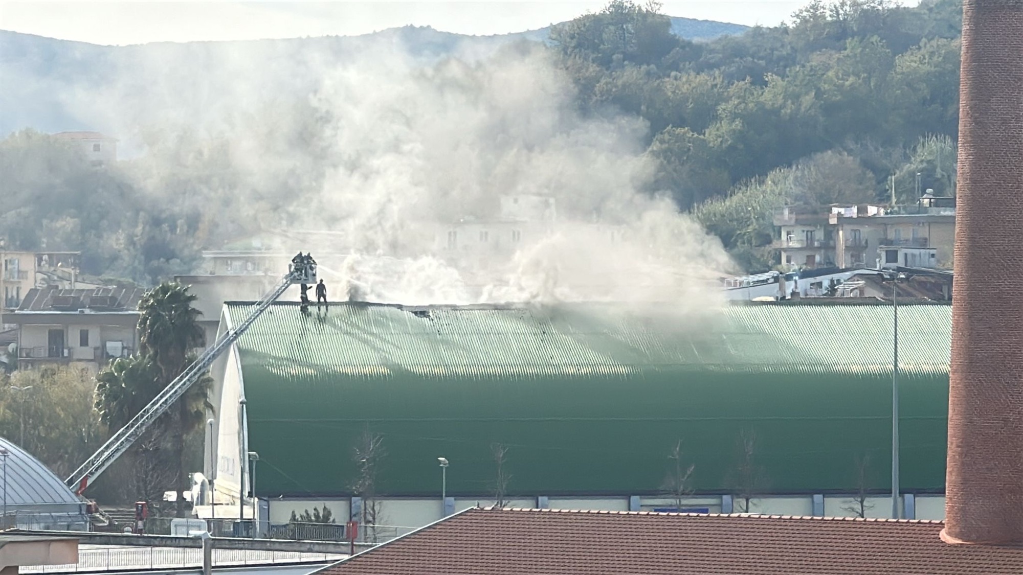 Agropoli, incendio al palazzetto: struttura inagibile. Quattro ore di lavoro per spegnere le fiamme