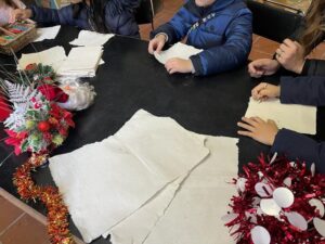 Amalfi, la letterina per Babbo Natale realizzata a mano sulla pregiata carta bambagina