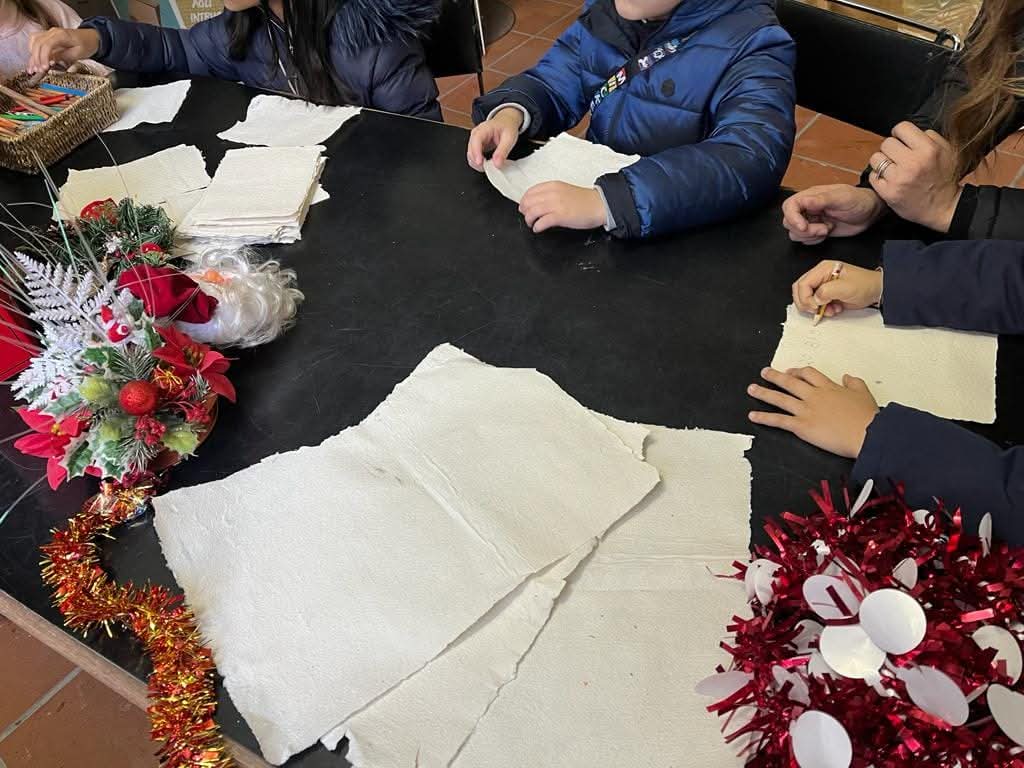 Amalfi, la letterina per Babbo Natale realizzata a mano sulla pregiata carta bambagina