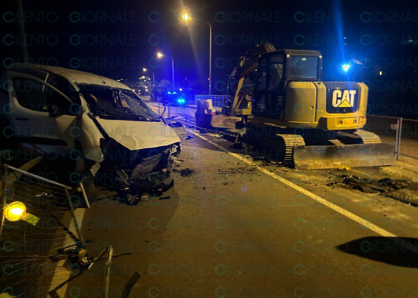 Agropoli, furgone contro escavatore nella notte: due giovani feriti