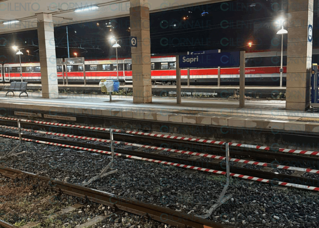 Sapri, treno al binario che non esiste: passeggeri bloccati a bordo e polemiche