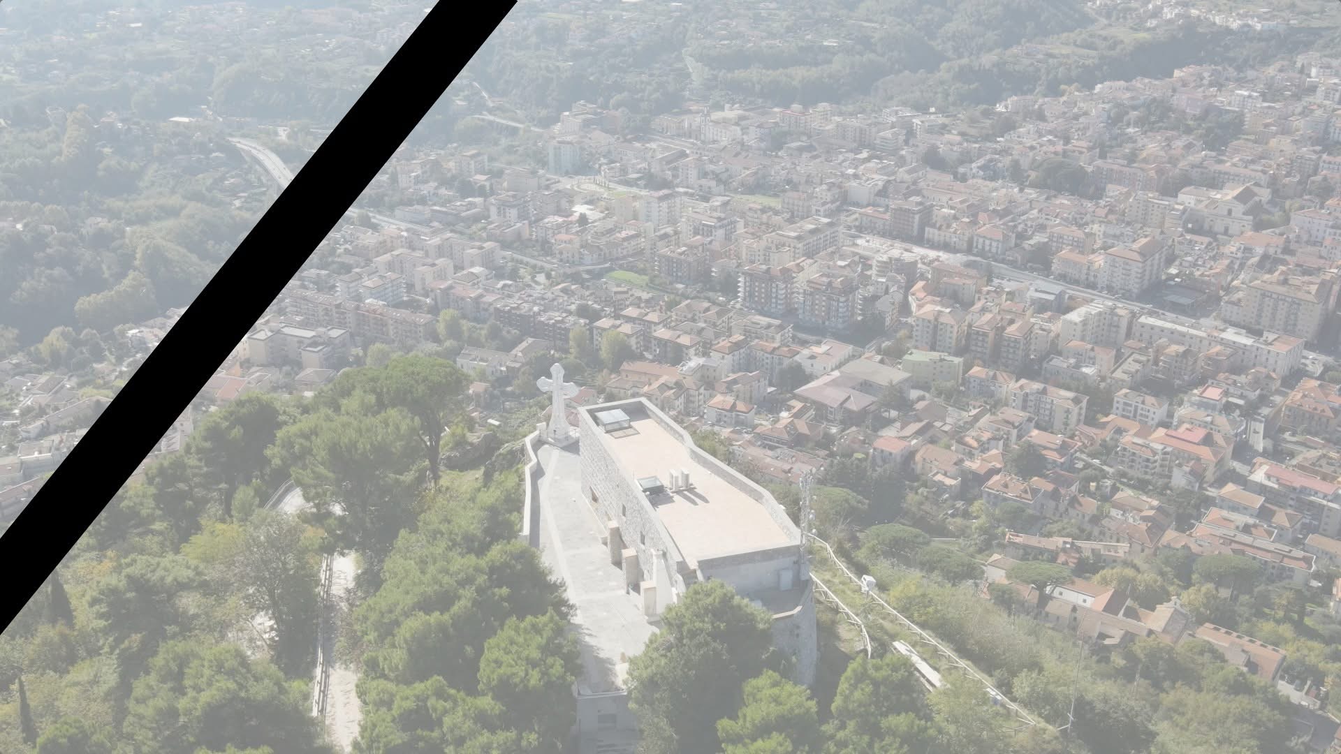 Cava de’ Tirreni, lutto cittadino dopo il femminicidio di Anna Tagliaferri: sospesi gli eventi natalizi, social divisi