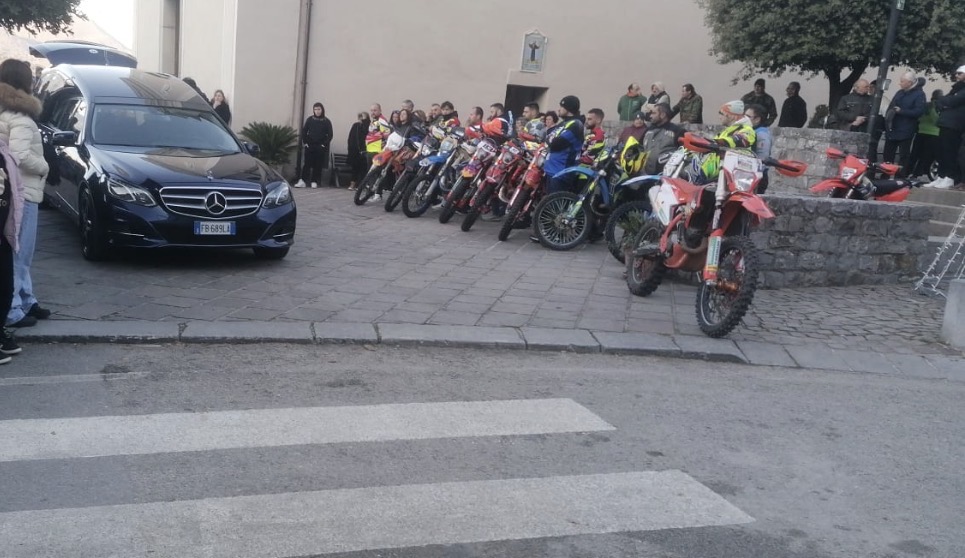Celle di Bulgheria in lutto: motociclisti davanti la chiesa per l’ultimo saluto a Giuseppe Pagano