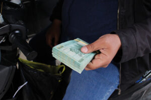 Nel periodo natalizio tutti giocano in casa puntando denaro. Se lo faccio in un bar è reato?