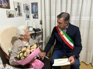 Castellabate, la forza silenziosa di Immacolata: a 100 anni il ricamo è ancora il suo filo con il mondo