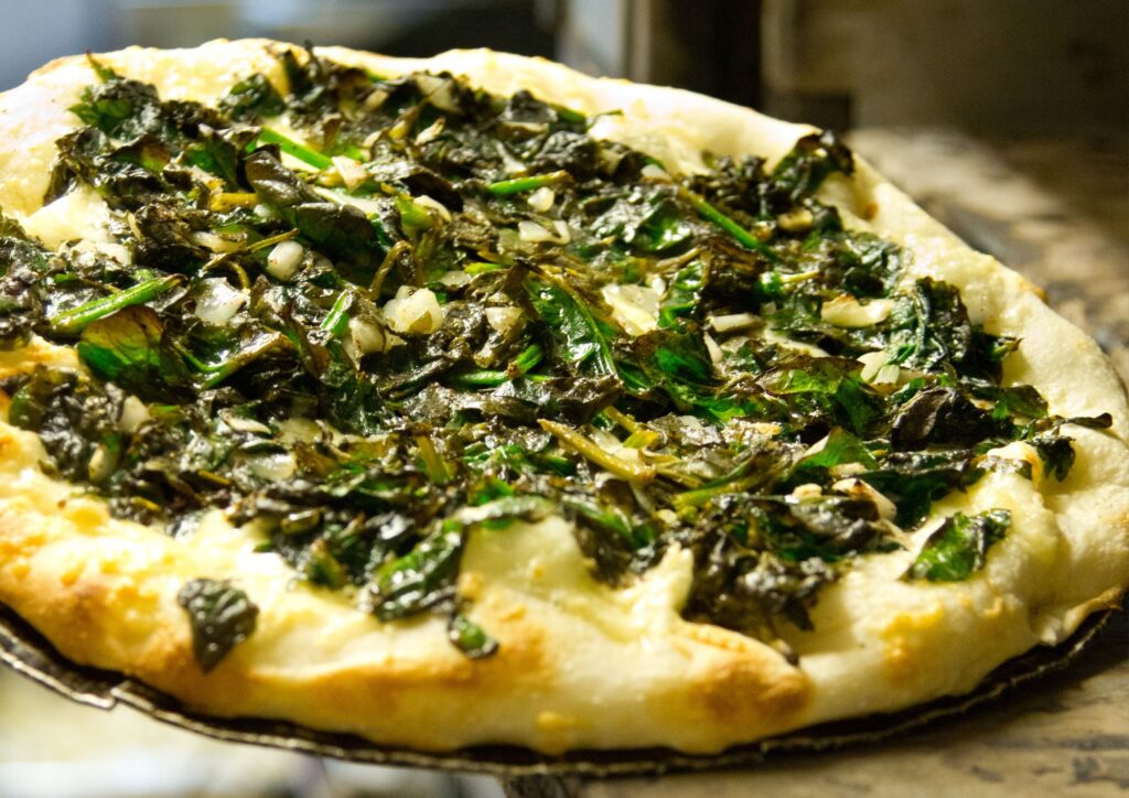 Pizza nel ruoto con spinaci e formaggio: il comfort food sano e gustoso
