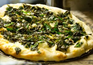 Pizza nel ruoto con spinaci e formaggio: il comfort food sano e gustoso