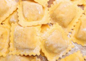 Domenica in cucina: ravioli fatti in casa, la ricetta con due ripieni irresistibili