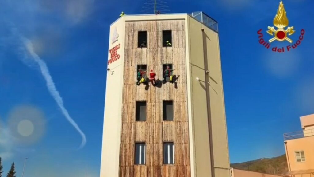 Salerno, successo per Babbo Natale che viene dal cielo dei Vigili del Fuoco