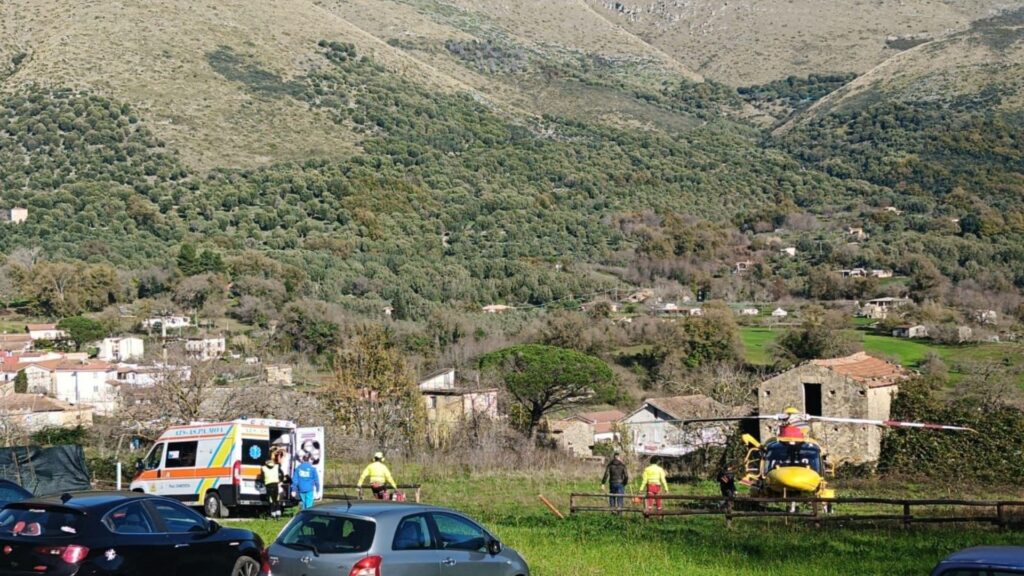 Camerota, cade da un muro: donna soccorsa e trasferita in elicottero