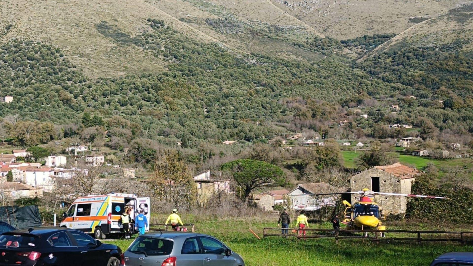 Camerota, cade da un muro: donna soccorsa e trasferita in elicottero