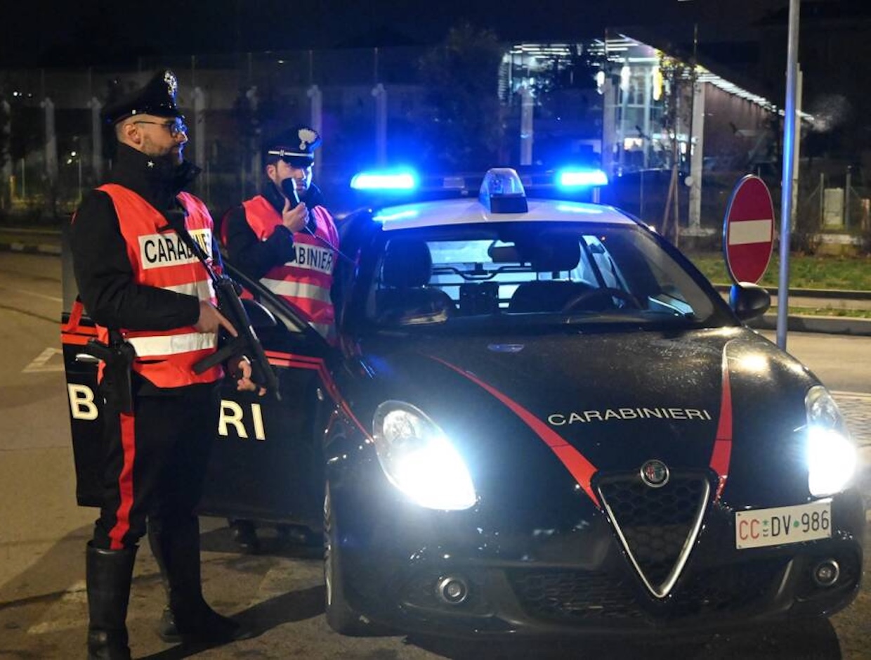 Prima le urla, poi il sangue: indagini su presunto accoltellamento. Ferito un 49enne
