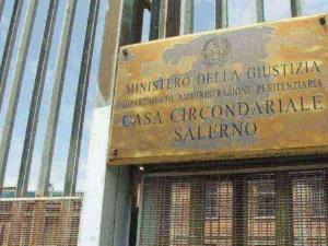 Spaccio nel carcere di Fuorni: 14 anni all’agente coinvolto