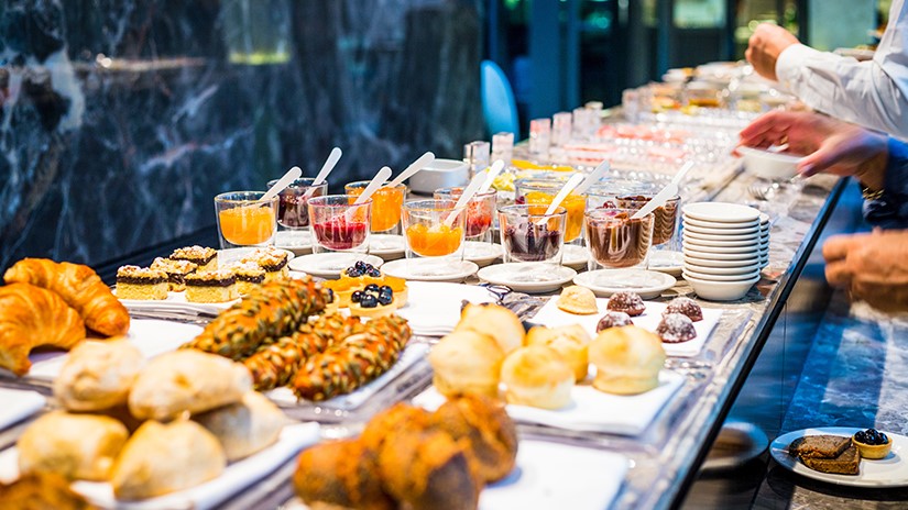 In albergo ho riempito la borsa con i dolci della prima colazione: ma lo potevo fare?