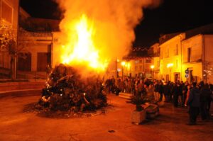 Fuochi, riti e memoria: il Natale nel Cilento tra simboli antichi e cultura popolare