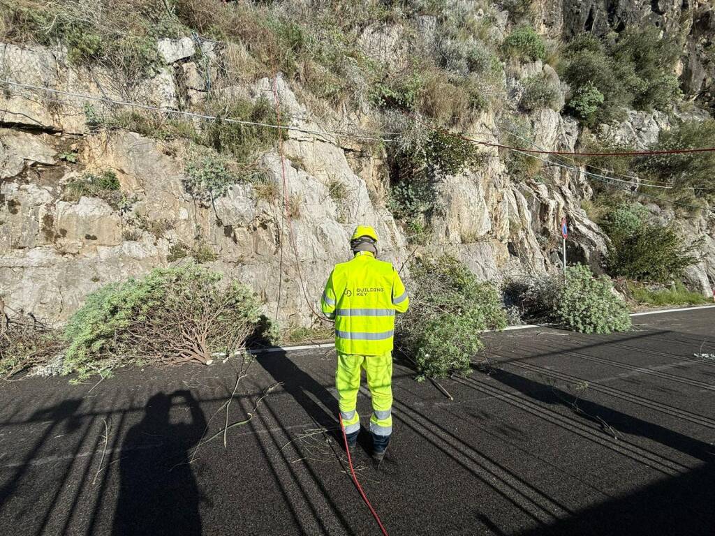Amalfitana, riapre oggi il tratto chiuso a Furore: circolazione a senso unico alternato