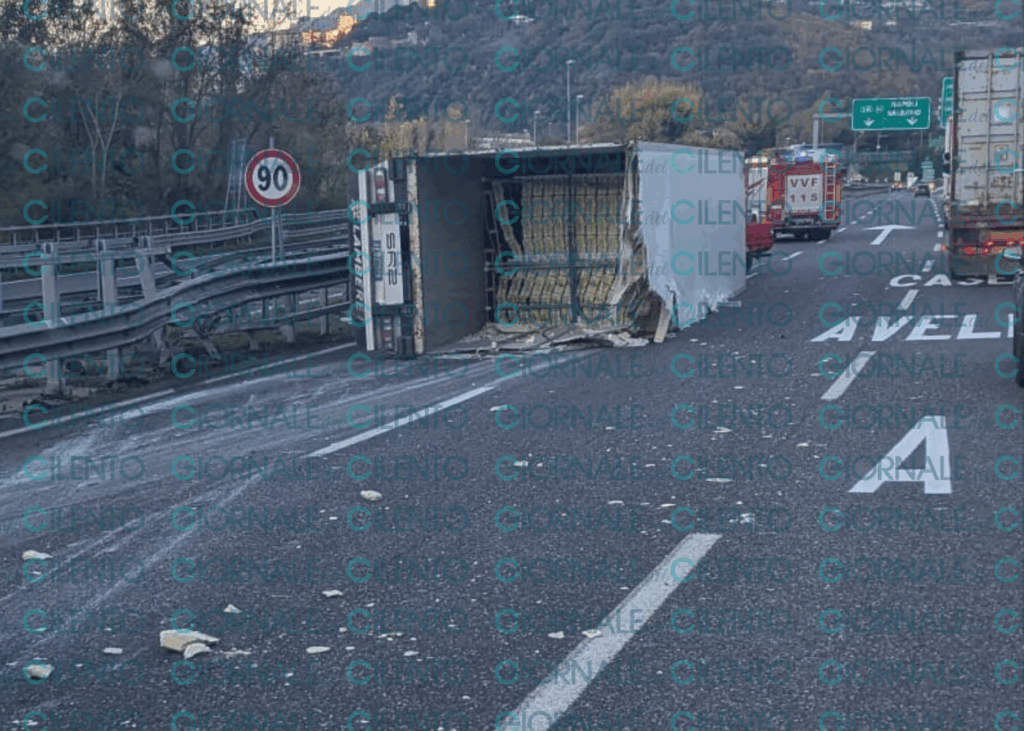 Incidente sulla A2, traffico in tilt verso Salerno: mezzo pesante ribaltato