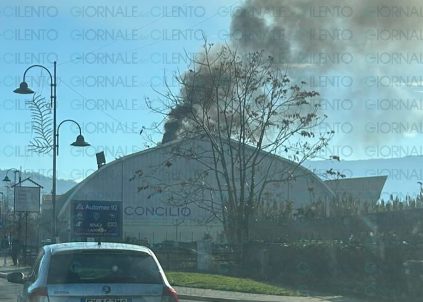 Agropoli, fiamme sul tetto del palasport Andrea di Concilio: vigili del fuoco e carabinieri sul posto
