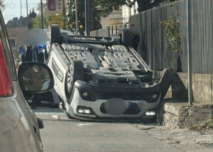 Schianto sulla Statale 19: auto si ribalta dopo l’urto, due feriti