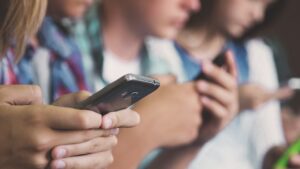 L’Australia prima al mondo: vietati i social agli under 16, parte la svolta contro il “cyber‑ado”