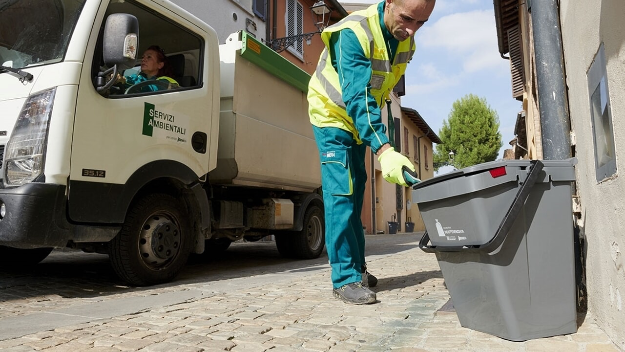 Rifiuti in Campania, Legambiente: cresce la produzione ma anche la raccolta differenziata