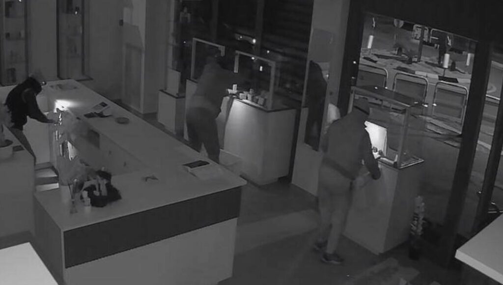 Colpo notturno a Bellizzi, assaltata la gioielleria appena inaugurata: indagini in corso