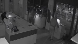 Colpo notturno a Bellizzi, assaltata la gioielleria appena inaugurata: indagini in corso