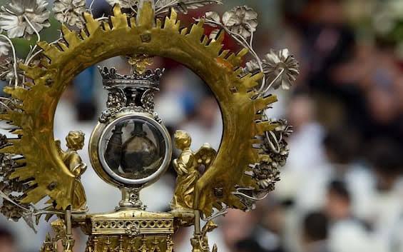 Napoli, si rinnova il prodigio di San Gennaro: il sangue si è liquefatto
