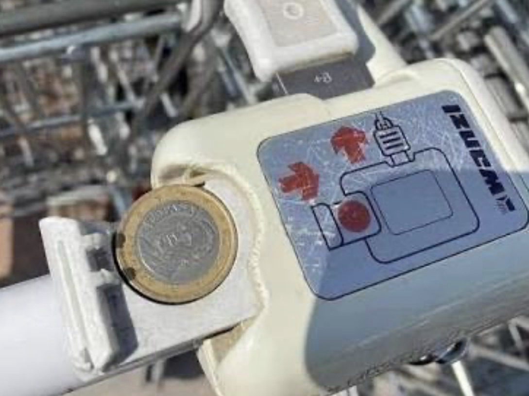 Carrello del Supermercato, metto un euro e mi porto la spesa a casa: commetto un reato?