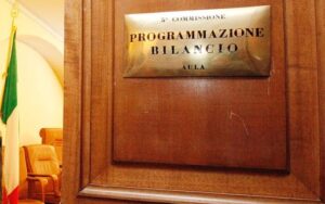 Manovra approvata in Commissione Bilancio al Senato: tensioni su condono e norme pensionistiche
