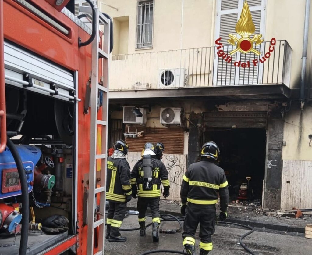 Incendio in un negozio di frutta e verdura a Salerno, paura nel centro cittadino